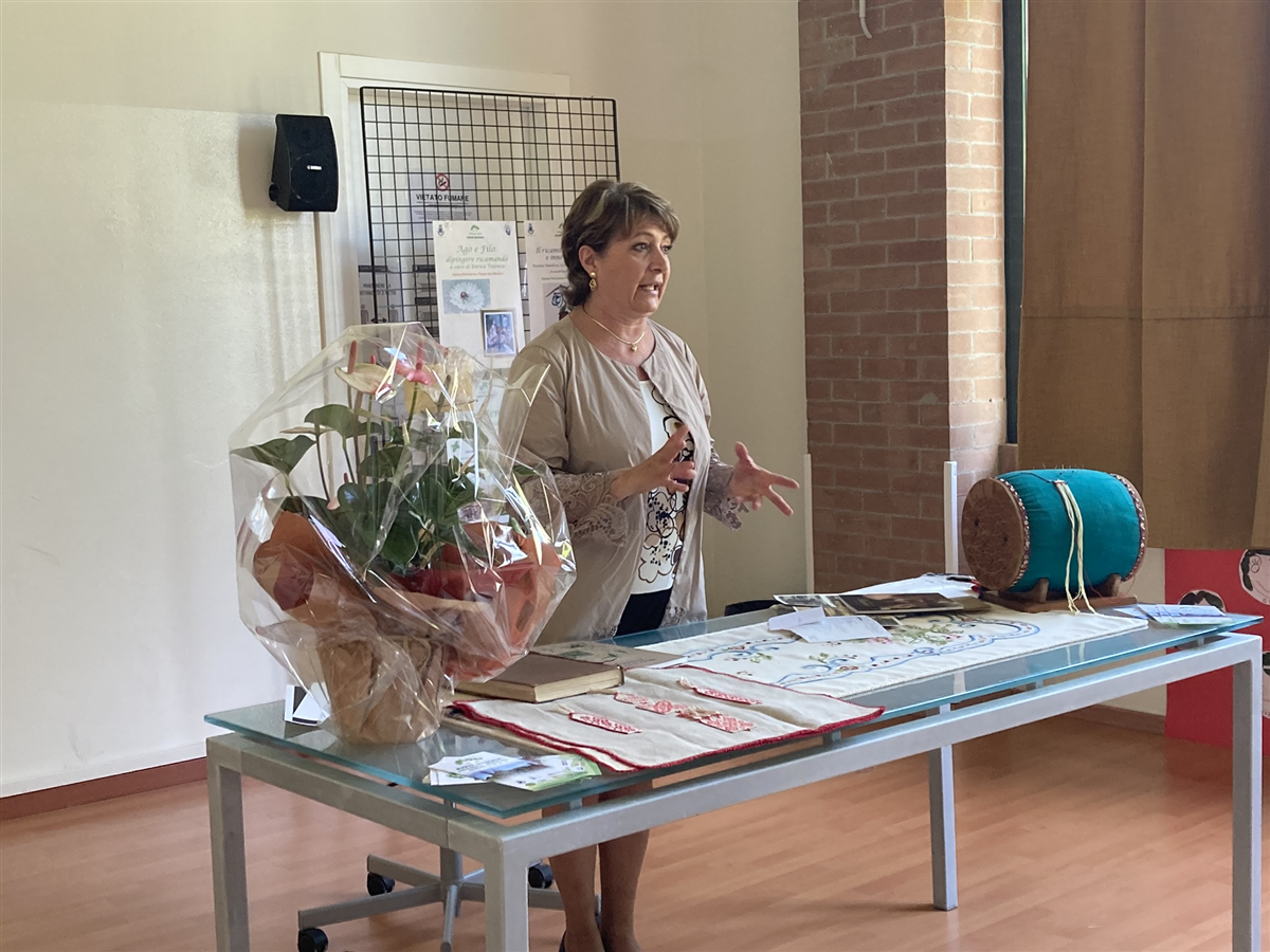 Bricco e cavandoli: due favole in punta d'ago